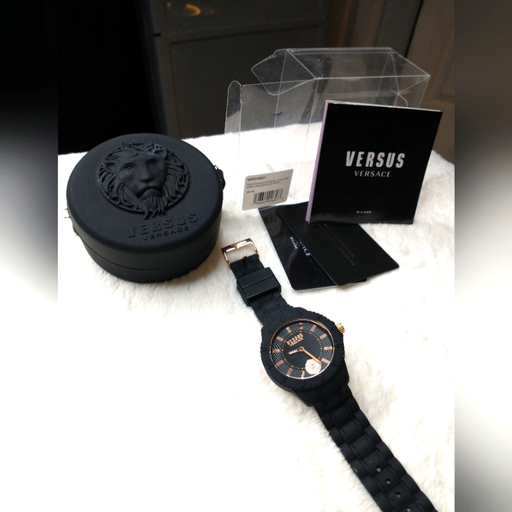 Versus Versace Mens Black 43 mm Tokyo Strap Watch VSPOY2318, Black & Gold.